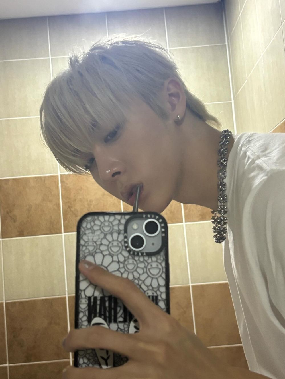 錯過會搥心肝！韓星狂愛「CASETiFY村上隆」手機殼回來了！Lisa、SVT玟奎、BTS泰亨同款幫你整理好-11