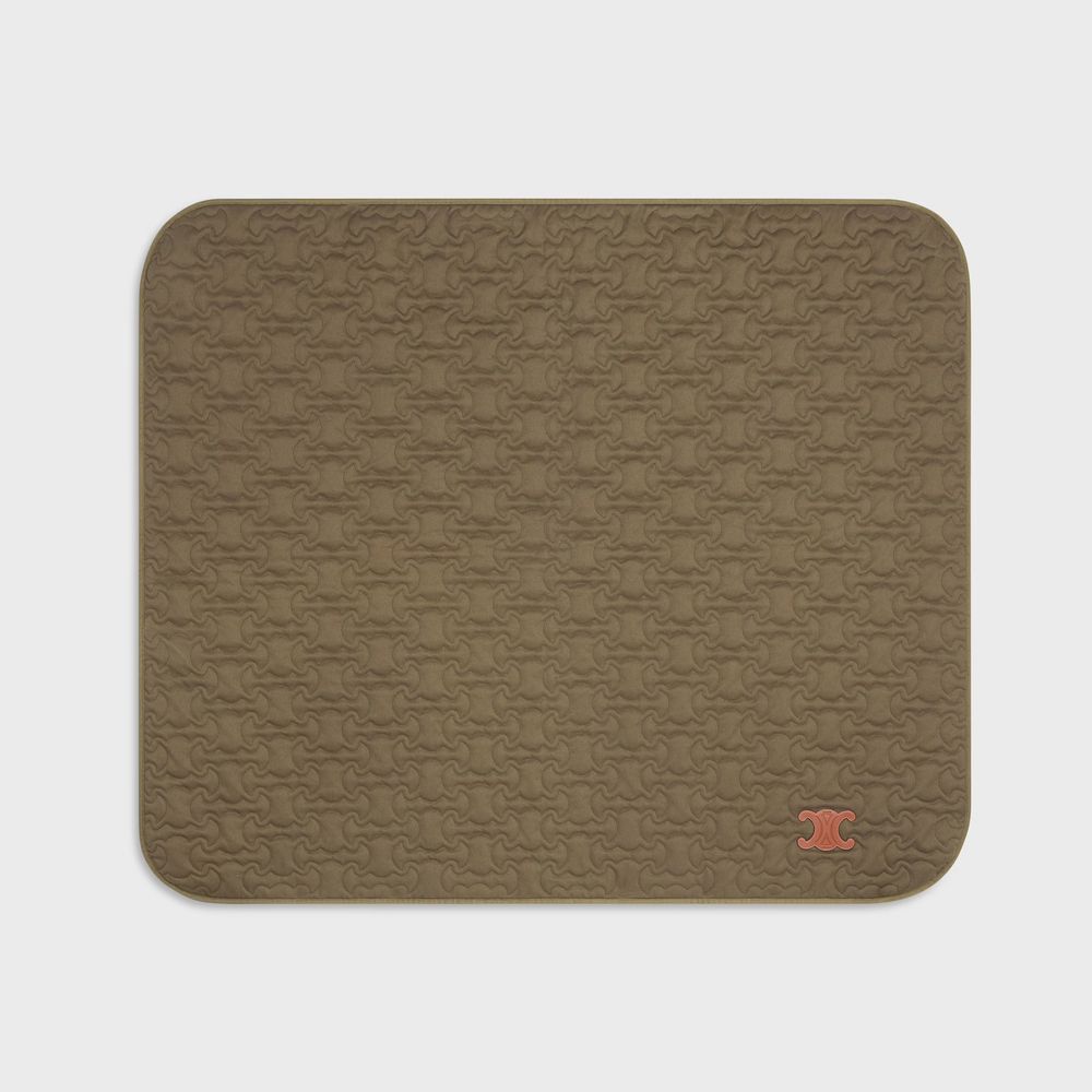 毛孩行頭比我還貴！8款奢華「精品寵物配件」推薦！LV蝴蝶結、GUCCI頸圈萌到爆、CELINE狗玩具擺著都好看！-16