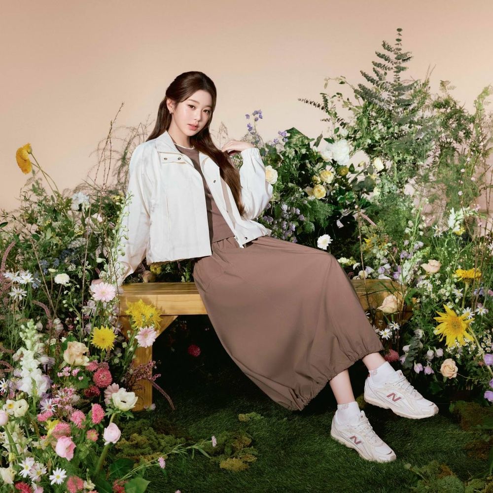 IU、張員瑛聯手拍NB廣告？！每年都期待「NB BOY系列」來了！兩雙女神同款球鞋穿起來腿超細！-6