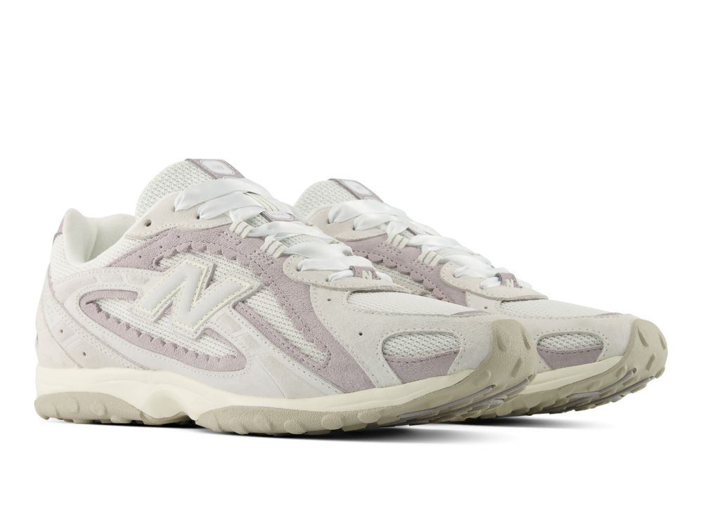 IU、張員瑛聯手拍NB廣告？！每年都期待「NB BOY系列」來了！兩雙女神同款球鞋穿起來腿超細！-17