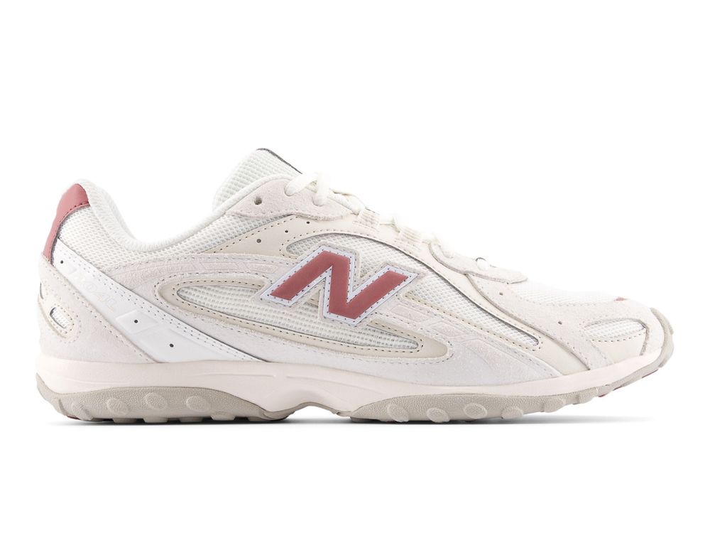 IU、張員瑛聯手拍NB廣告？！每年都期待「NB BOY系列」來了！兩雙女神同款球鞋穿起來腿超細！-18