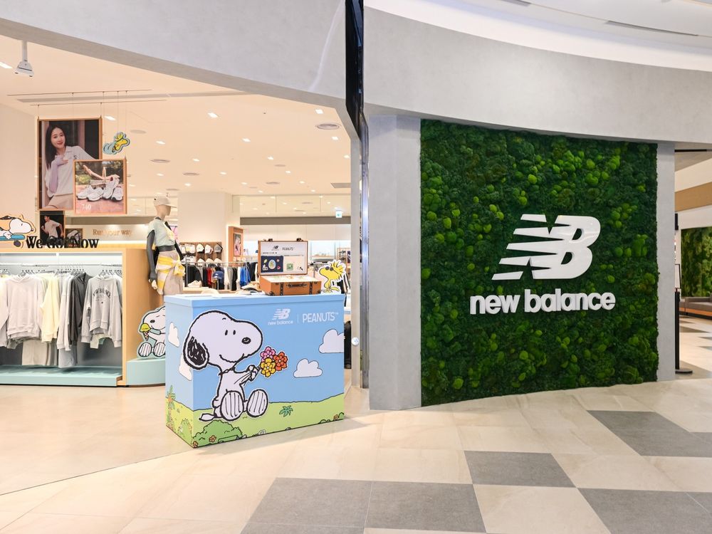 IU、張員瑛聯手拍NB廣告？！每年都期待「NB BOY系列」來了！兩雙女神同款球鞋穿起來腿超細！-13