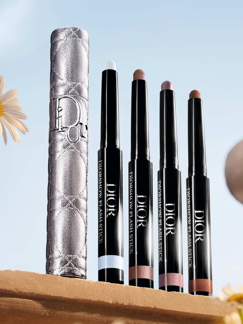 這波2026夏限定彩妝真的會爆！DIOR限量瓢蟲小雛菊打亮＆修容盤，一刷直接自帶南法度假光！-4