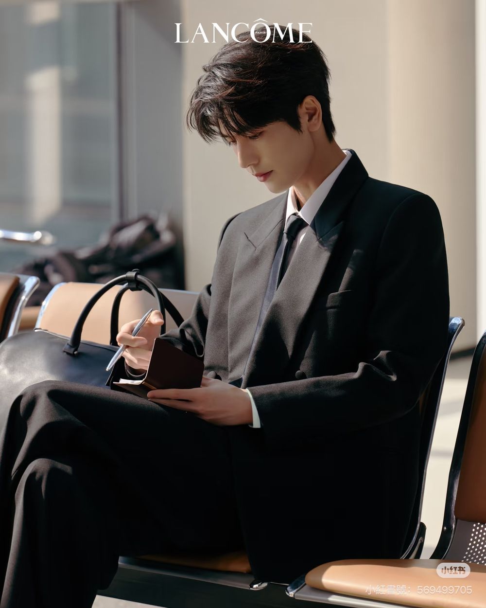 張凌赫蘭蔻拍攝花絮流出、直接帥到癲狂！高級臉暴擊「側臉線條＋乾淨膚況」根本自帶濾鏡，快截圖當桌布！-6