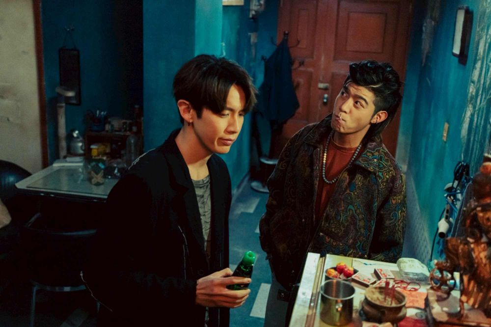 Netflix《乩身》男神太會穿！柯震東＆王柏傑戲裡打鬼、戲外穿搭更吸睛！下班回家就來追劇！-4