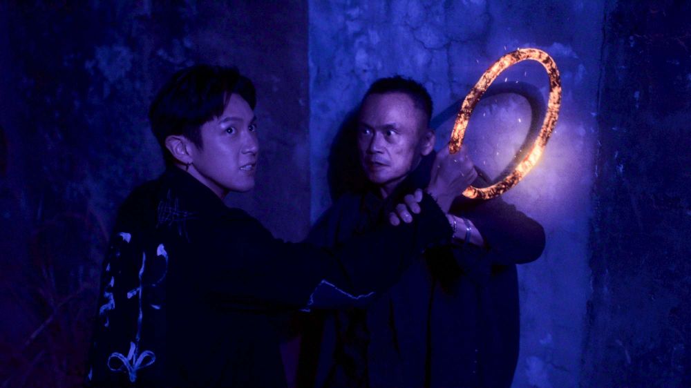 Netflix《乩身》男神太會穿！柯震東＆王柏傑戲裡打鬼、戲外穿搭更吸睛！下班回家就來追劇！-5