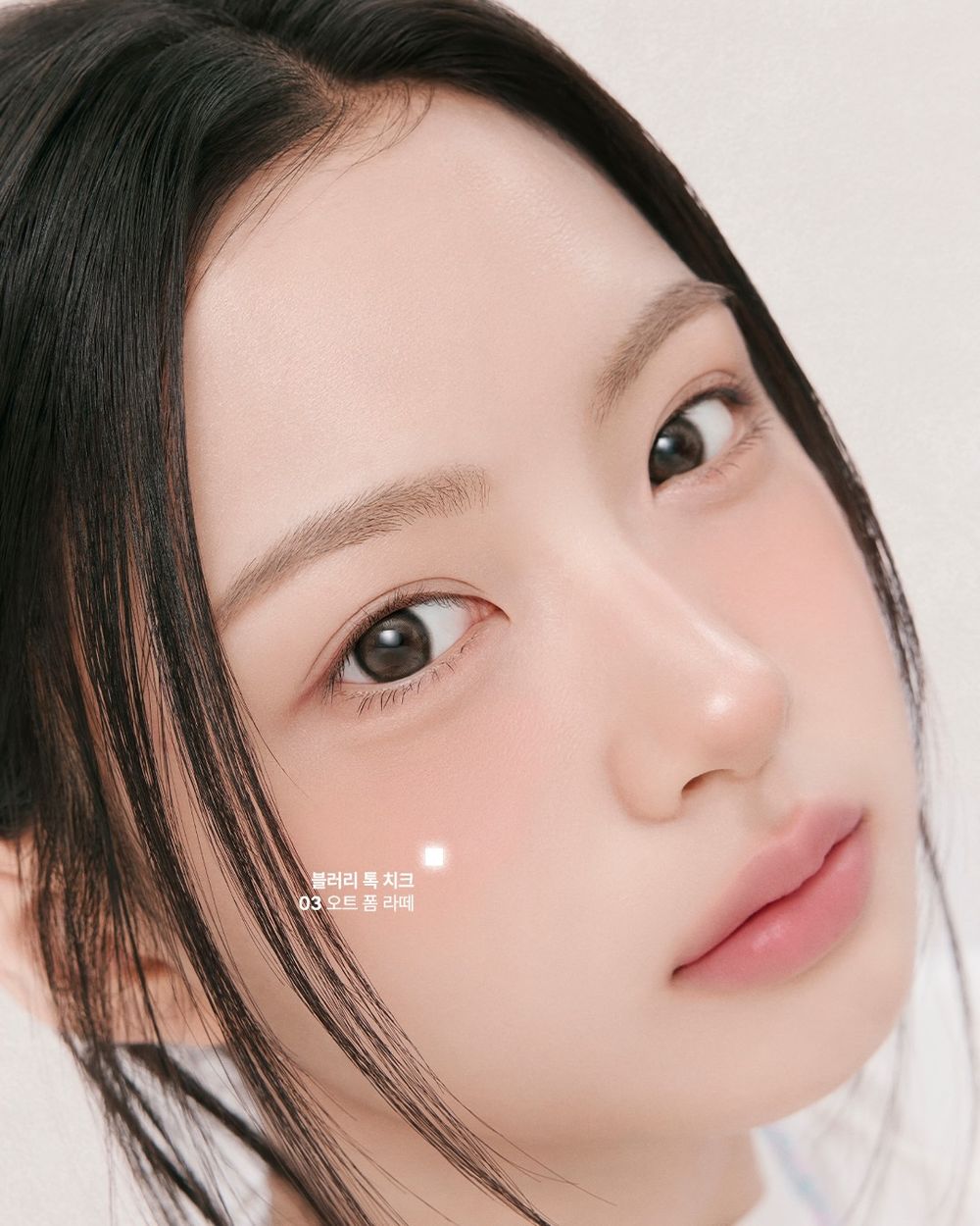 KiiiKiii忙內Kya被封最新美妝帶貨王！AI級美貌清甜演繹peripera「奶瓶頰彩霜」，一抹打造原生奶霧好氣色！-2