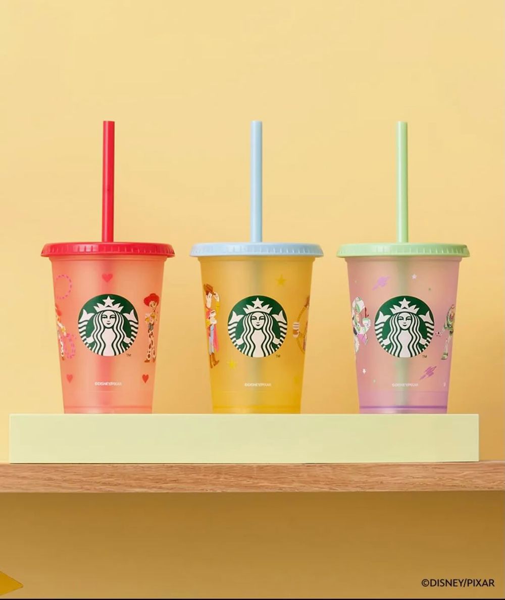星巴克跟《玩具總動員5》聯名了！萌翻「胡迪小熊吊飾、三眼怪冷水杯、彈簧狗麥片碗」這天開賣！-4