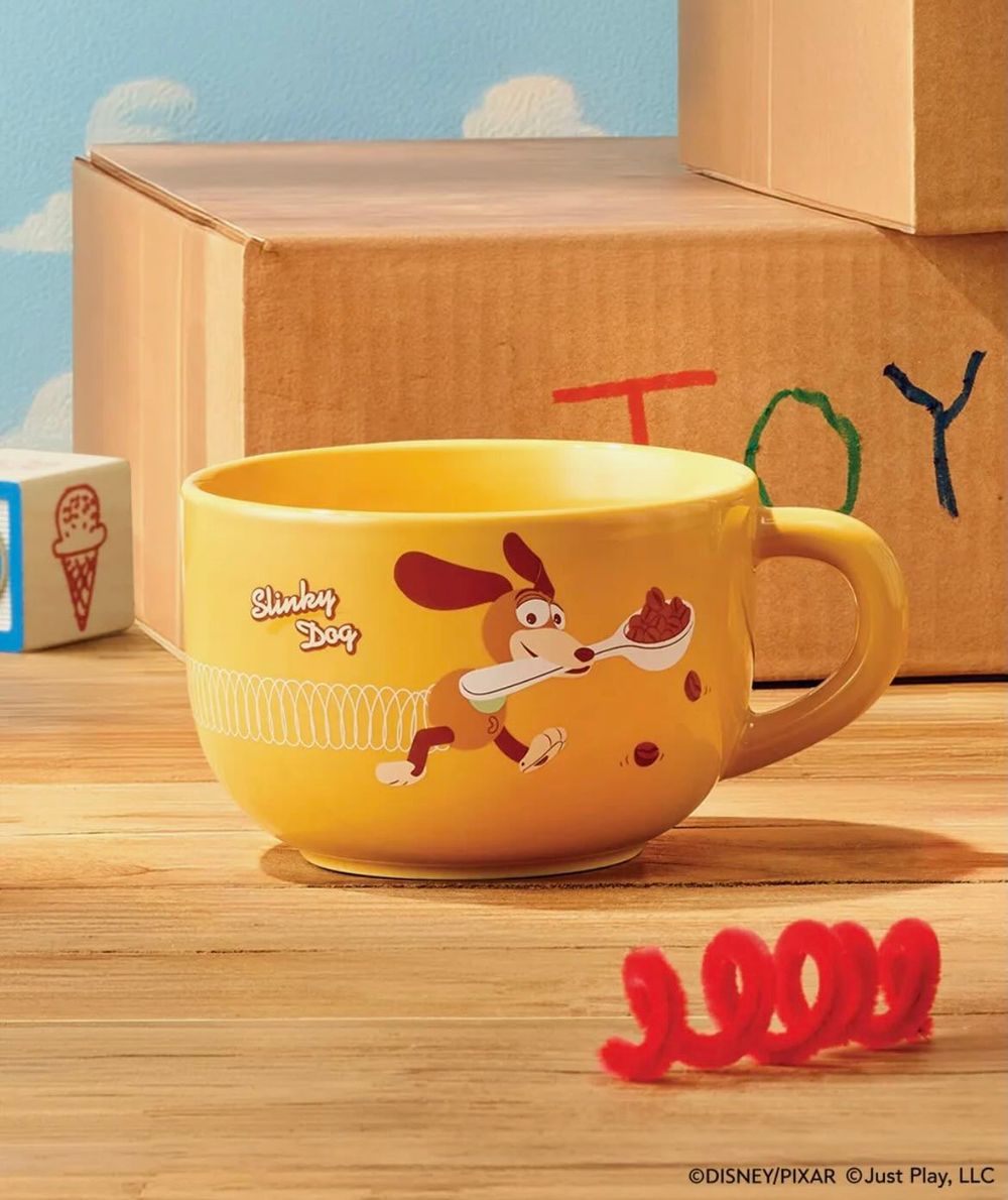 星巴克跟《玩具總動員5》聯名了！萌翻「胡迪小熊吊飾、三眼怪冷水杯、彈簧狗麥片碗」這天開賣！-6