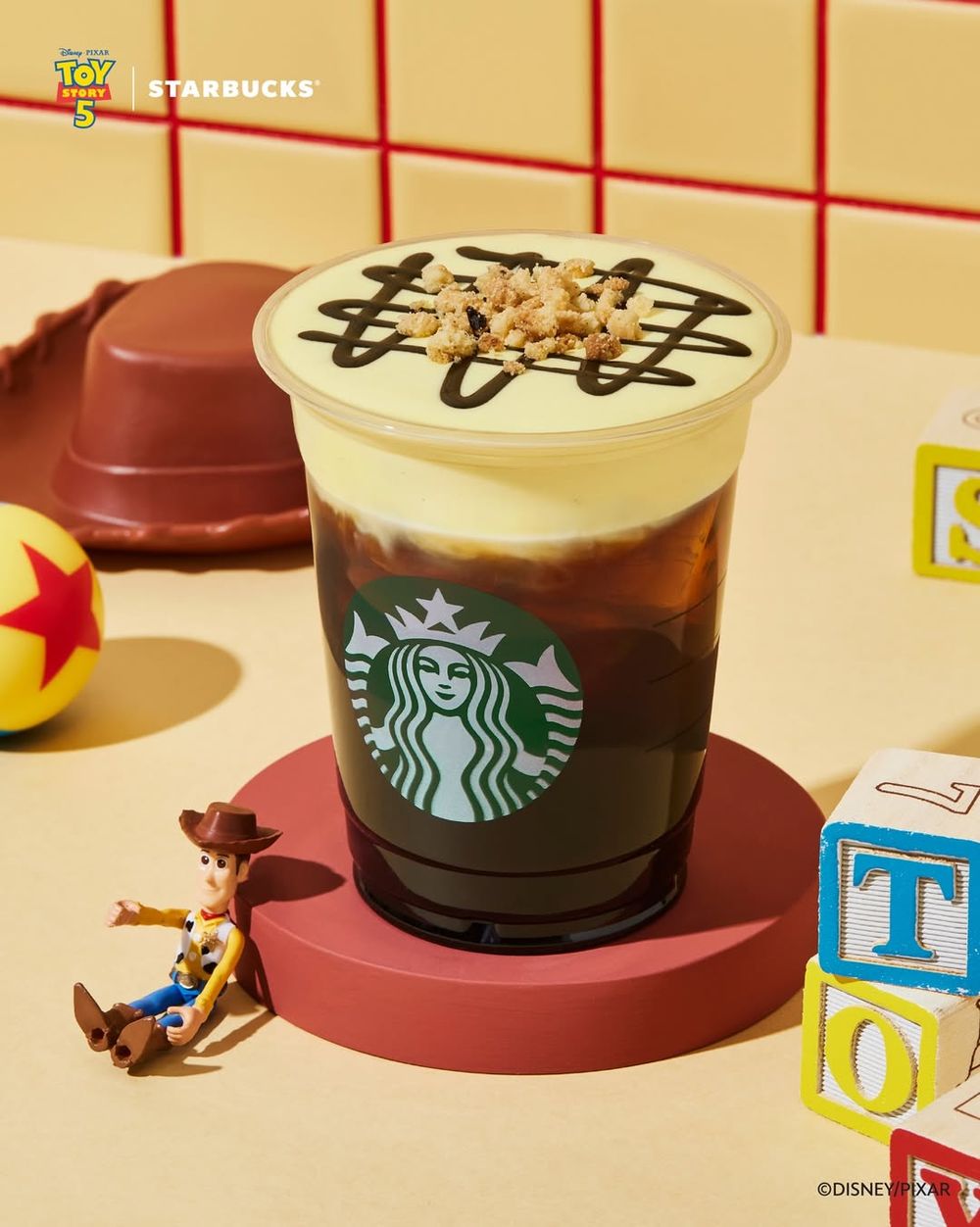 星巴克跟《玩具總動員5》聯名了！萌翻「胡迪小熊吊飾、三眼怪冷水杯、彈簧狗麥片碗」這天開賣！-9