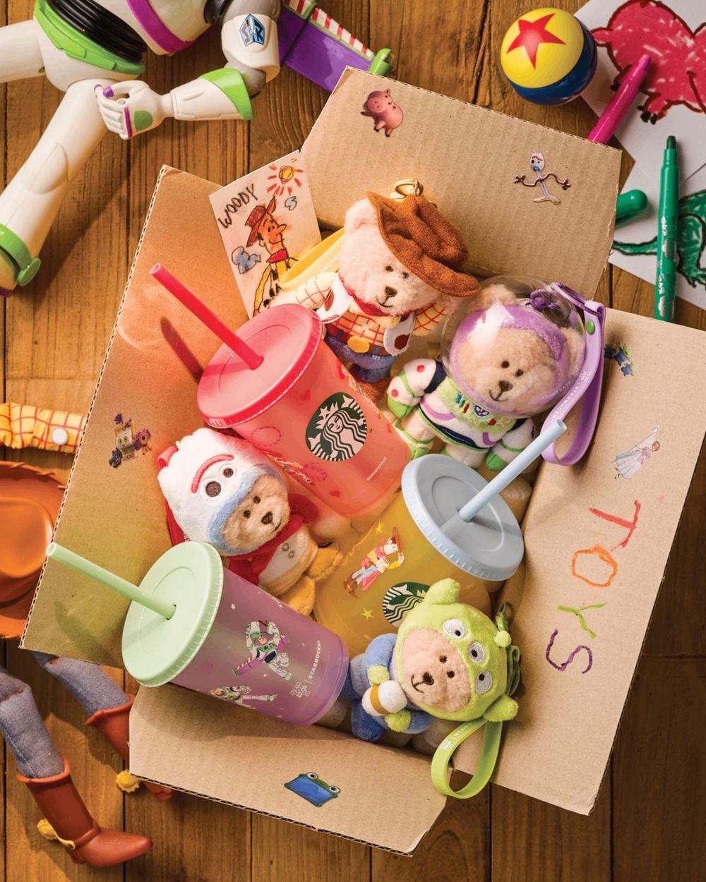 星巴克跟《玩具總動員5》聯名了！萌翻「胡迪小熊吊飾、三眼怪冷水杯、彈簧狗麥片碗」這天開賣！-12