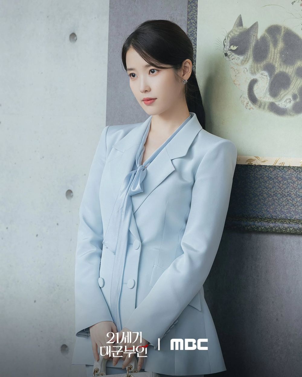 《21世紀大君夫人》IU演活氣勢財閥千金！絨霧英氣眉、修容取代腮紅打造立體感，塗滿紅唇不老氣關鍵公開！-6