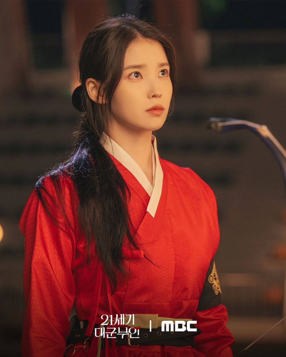 《21世紀大君夫人》IU演活氣勢財閥千金！絨霧英氣眉、修容取代腮紅打造立體感，塗滿紅唇不老氣關鍵公開！-9