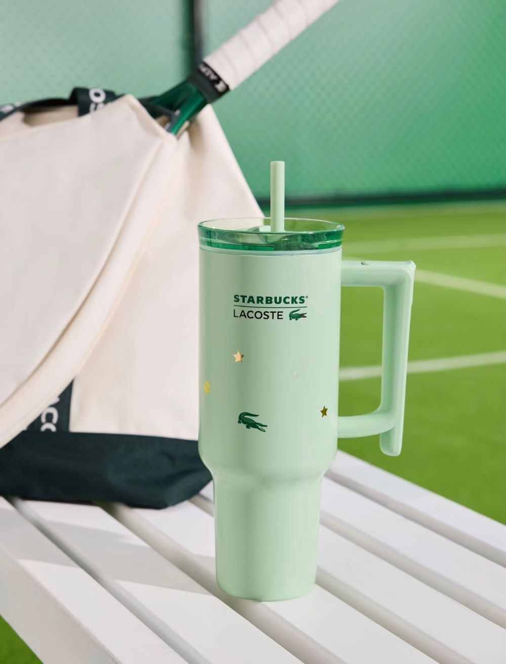 星巴克跟LACOSTE聯名啦！超呆萌「鱷魚小熊絨毛吊飾、網球小熊馬克杯、不銹鋼杯」全都太想買！-7