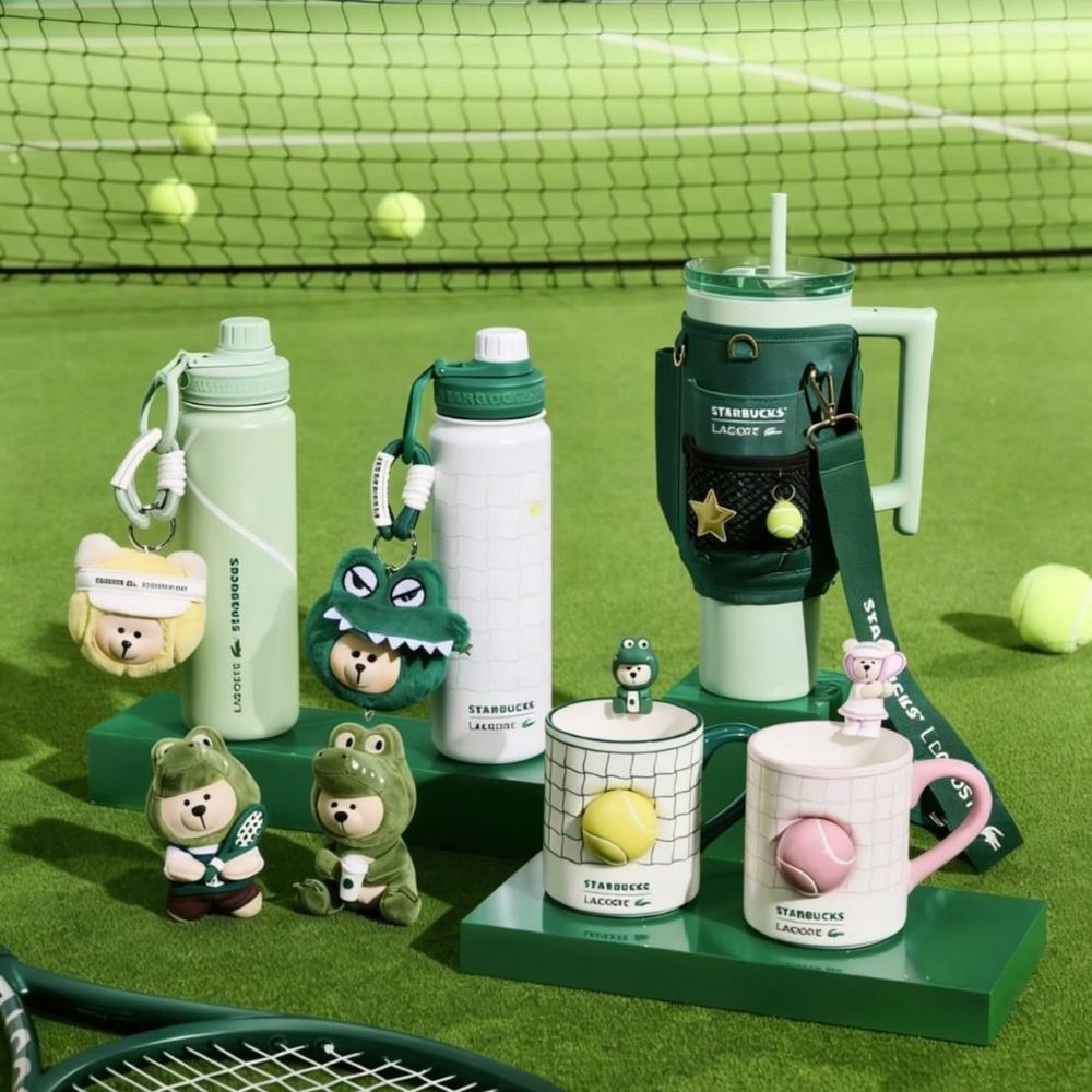 星巴克跟LACOSTE聯名啦！超呆萌「鱷魚小熊絨毛吊飾、網球小熊馬克杯、不銹鋼杯」全都太想買！-2