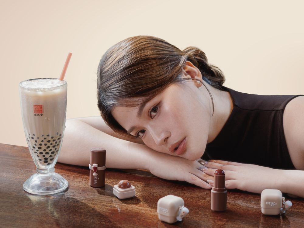 2026跨界最強聯手！FreshO2 x 春水堂把「珍珠奶茶」變腮紅、唇彩，台味限定彩妝伴手禮，觀光客都來搶！-2