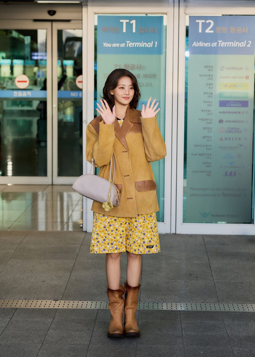 別只買球鞋啦！MIU MIU這雙「皺褶長靴」爆紅！TXT然竣、TWICE Momo韓星都搶穿上身！-4