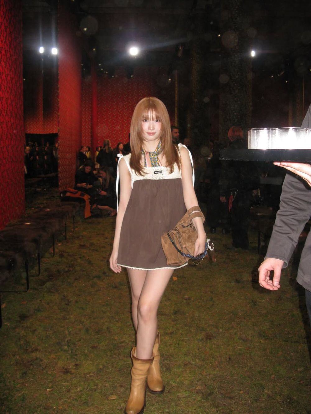 別只買球鞋啦！MIU MIU這雙「皺褶長靴」爆紅！TXT然竣、TWICE Momo韓星都搶穿上身！-5