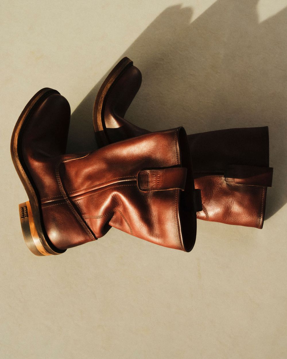 別只買球鞋啦！MIU MIU這雙「皺褶長靴」爆紅！TXT然竣、TWICE Momo韓星都搶穿上身！-7