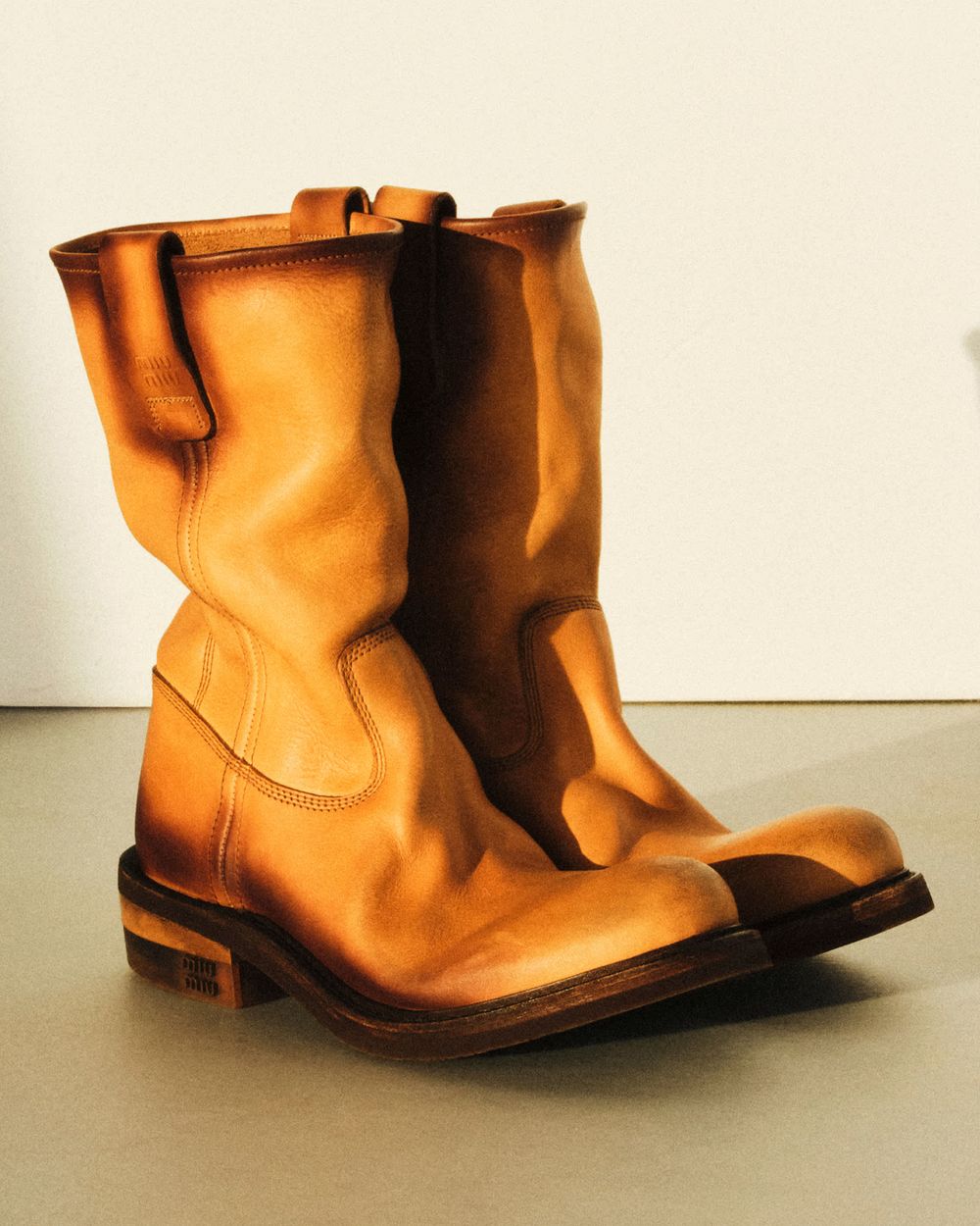 別只買球鞋啦！MIU MIU這雙「皺褶長靴」爆紅！TXT然竣、TWICE Momo韓星都搶穿上身！-8