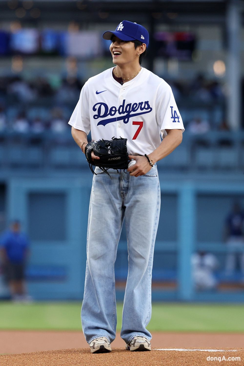 盤點7位「開球男神」KPOP偶像！乾鎬「漫撕男」視覺太養眼，DK、秀彬陽光笑容成名場面-6