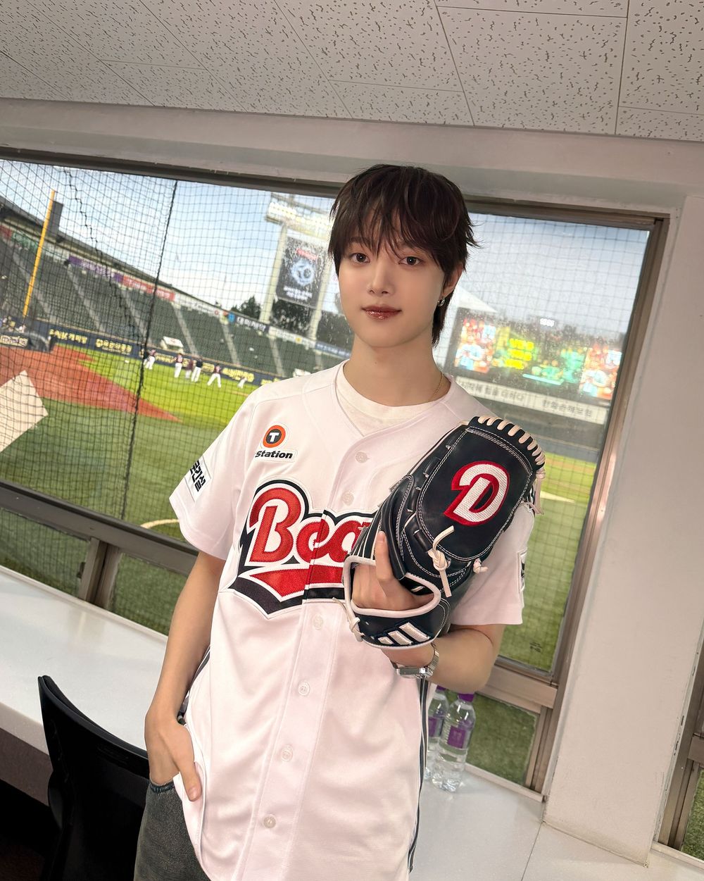 盤點7位「開球男神」KPOP偶像！乾鎬「漫撕男」視覺太養眼，DK、秀彬陽光笑容成名場面-8