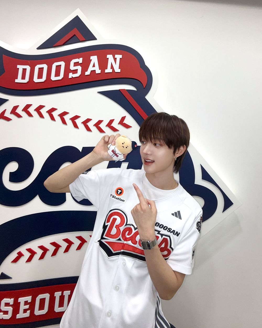 盤點7位「開球男神」KPOP偶像！乾鎬「漫撕男」視覺太養眼，DK、秀彬陽光笑容成名場面-9