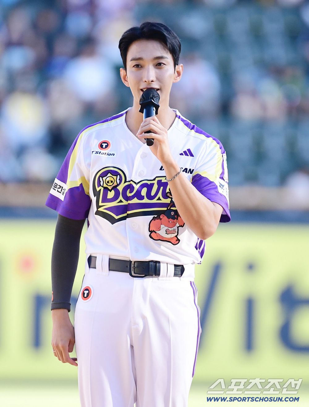 盤點7位「開球男神」KPOP偶像！乾鎬「漫撕男」視覺太養眼，DK、秀彬陽光笑容成名場面-13