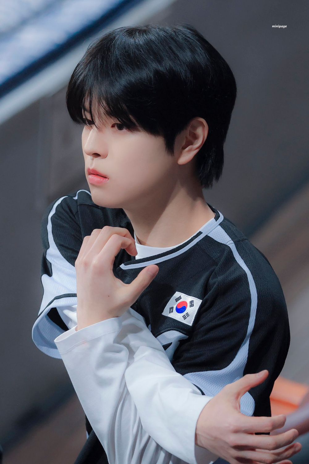 盤點7位「開球男神」KPOP偶像！乾鎬「漫撕男」視覺太養眼，DK、秀彬陽光笑容成名場面-14