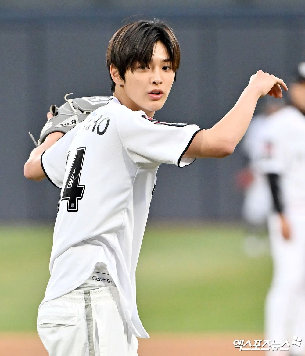 盤點7位「開球男神」KPOP偶像！乾鎬「漫撕男」視覺太養眼，DK、秀彬陽光笑容成名場面-3