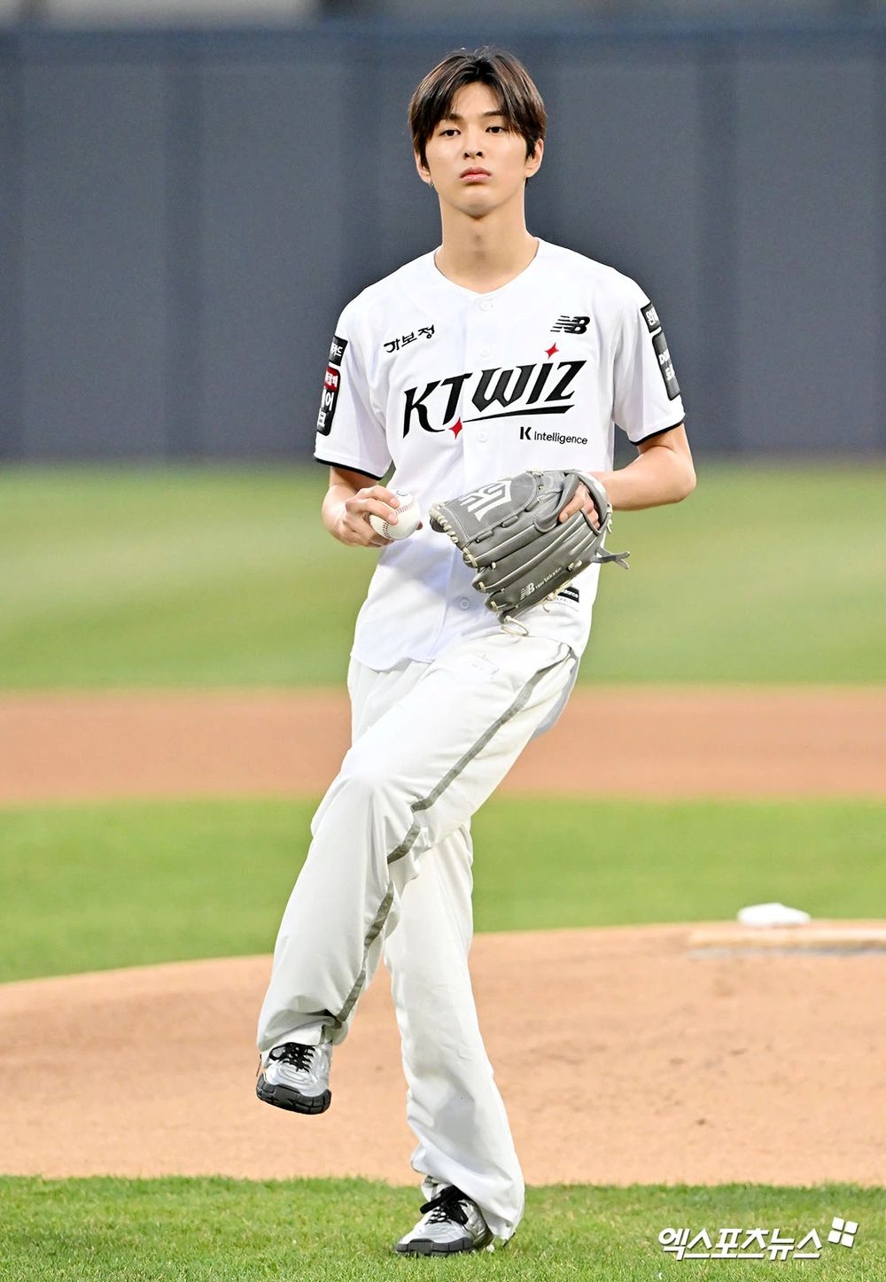 盤點7位「開球男神」KPOP偶像！乾鎬「漫撕男」視覺太養眼，DK、秀彬陽光笑容成名場面-2