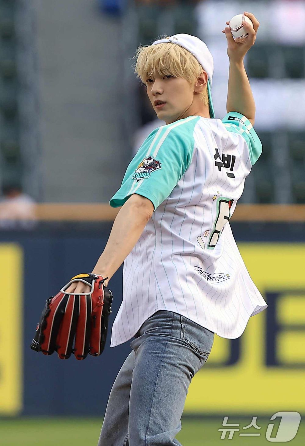 盤點7位「開球男神」KPOP偶像！乾鎬「漫撕男」視覺太養眼，DK、秀彬陽光笑容成名場面-5