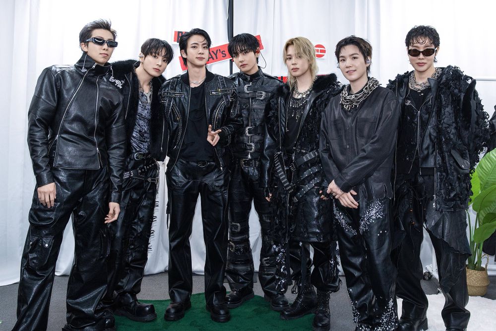 BTS最強門面Jin演唱會行頭超狂！FRED大尺寸「滿鑽項鍊」閃爆全場！他私服也愛這系列？-4