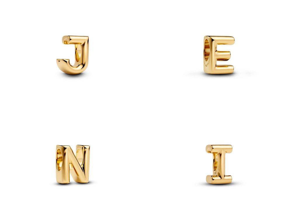 Jennie、Lisa音樂節Coachella穿搭超好看！金珍妮戴的「字母項鍊」竟然找到了！台灣也有賣！-8