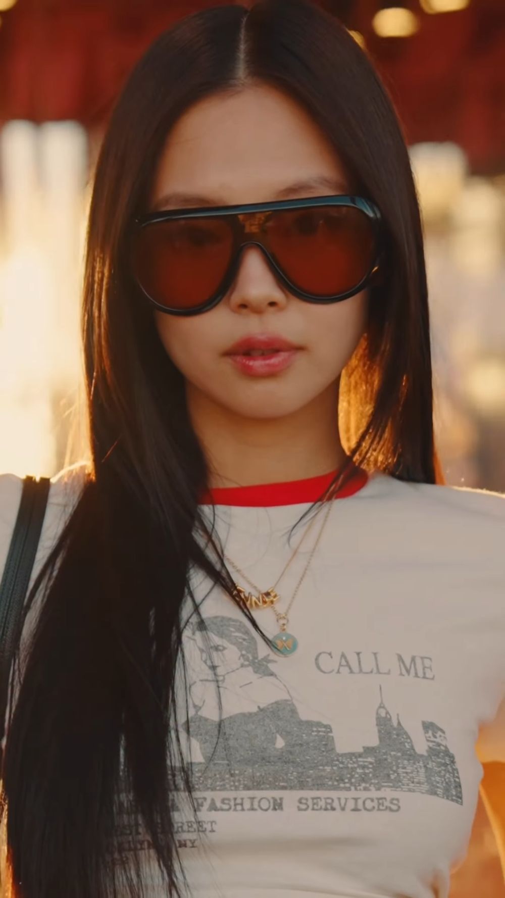 Jennie、Lisa音樂節Coachella穿搭超好看！金珍妮戴的「字母項鍊」竟然找到了！台灣也有賣！-9