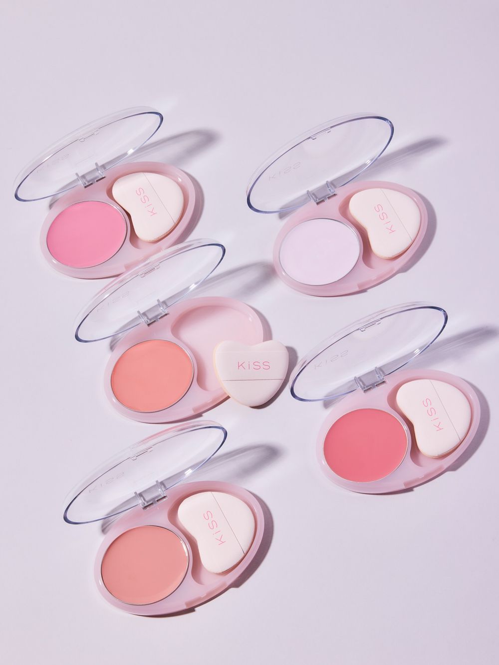日本女生默默不說狂囤貨！LOFT隱藏人氣美妝「KISS薰衣草腮紅霜」自帶愛心粉撲，一抹五官立體、肌膚散發透明感！-3