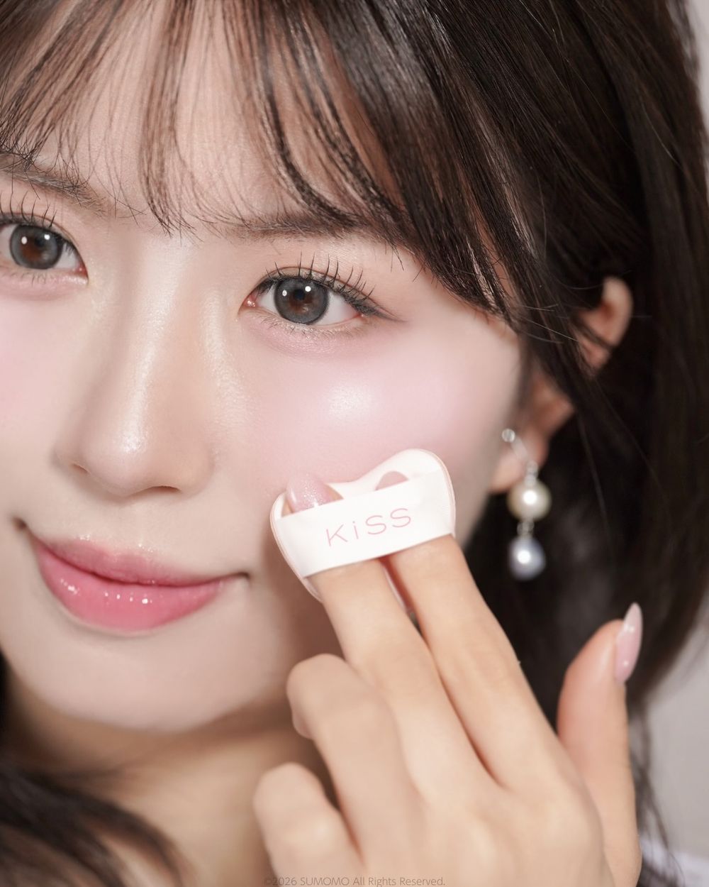 日本女生默默不說狂囤貨！LOFT隱藏人氣美妝「KISS薰衣草腮紅霜」自帶愛心粉撲，一抹五官立體、肌膚散發透明感！-7
