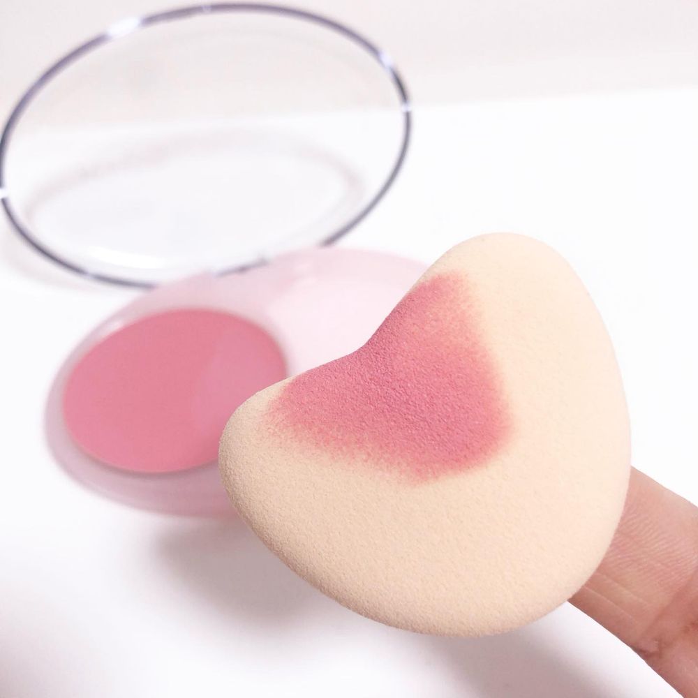 日本女生默默不說狂囤貨！LOFT隱藏人氣美妝「KISS薰衣草腮紅霜」自帶愛心粉撲，一抹五官立體、肌膚散發透明感！-13