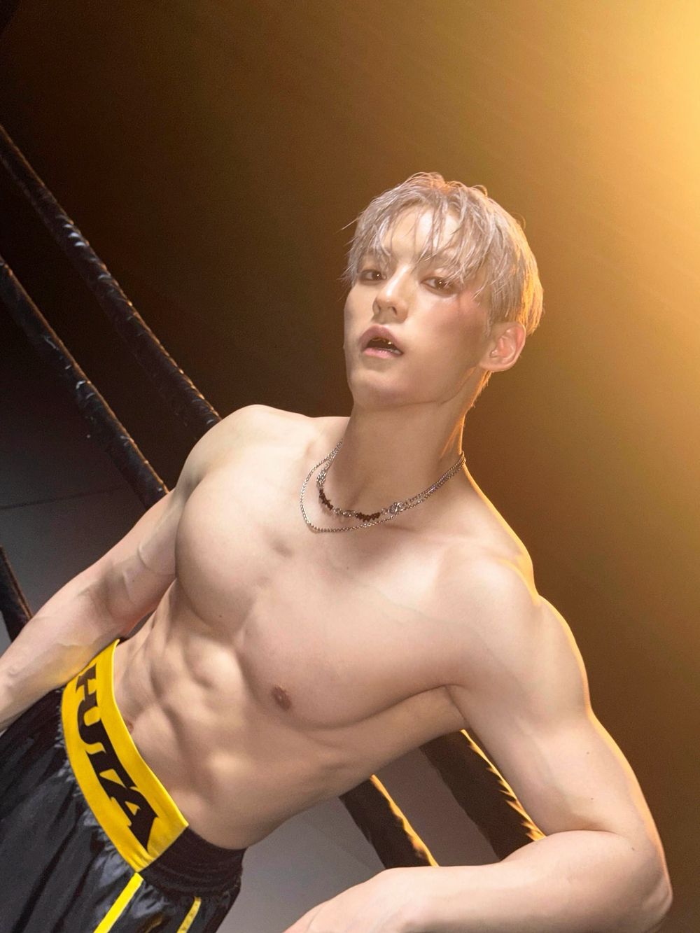 盤點6位擁有「名品腹肌」的KPOP男偶像！玟奎、秀彬身材管理太強、成燦演出大秀好身材引熱議！-4