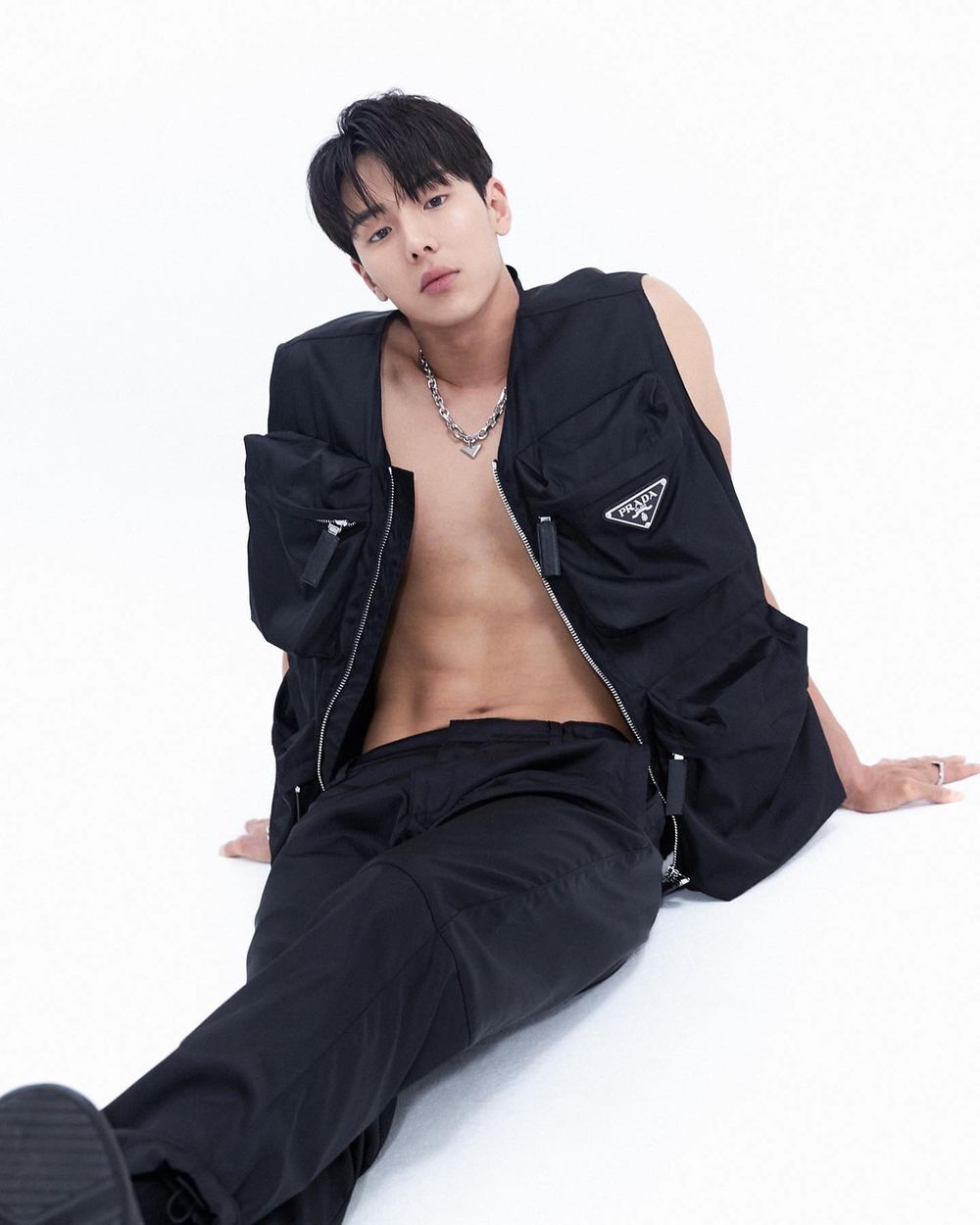 盤點6位擁有「名品腹肌」的KPOP男偶像！玟奎、秀彬身材管理太強、成燦演出大秀好身材引熱議！-8