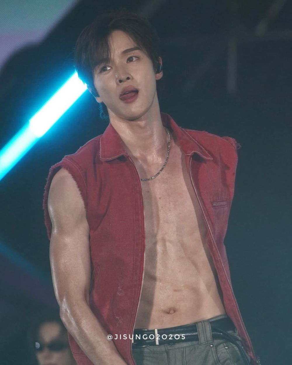 盤點6位擁有「名品腹肌」的KPOP男偶像！玟奎、秀彬身材管理太強、成燦演出大秀好身材引熱議！-13