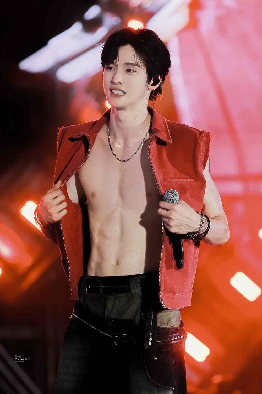 盤點6位擁有「名品腹肌」的KPOP男偶像！玟奎、秀彬身材管理太強、成燦演出大秀好身材引熱議！-12