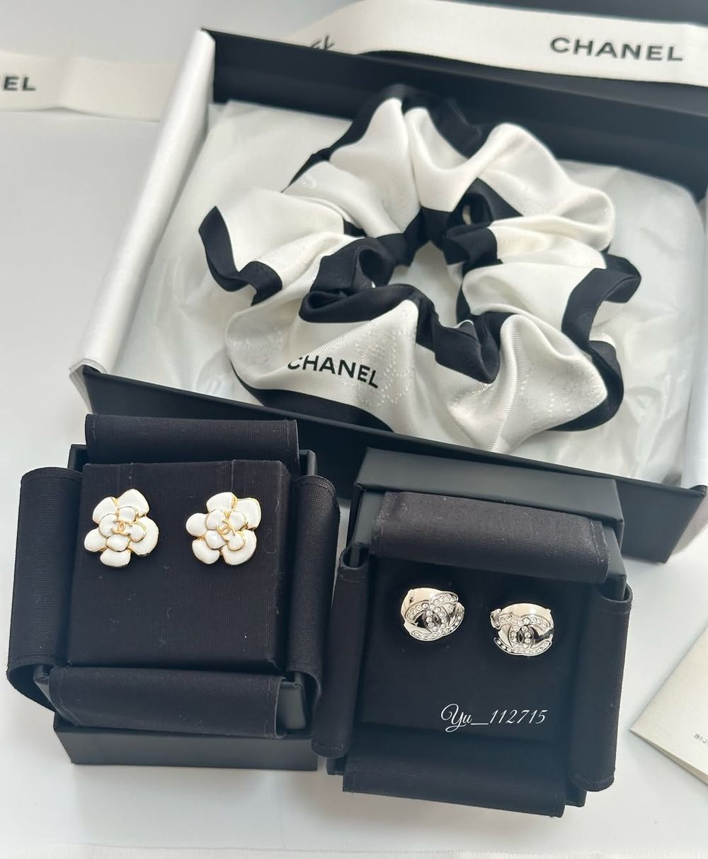 換設計師後更美了！CHANEL八款「夢幻耳環」新價格清單！經典雙C珍珠兩萬多收、美到心臟漏拍！-16