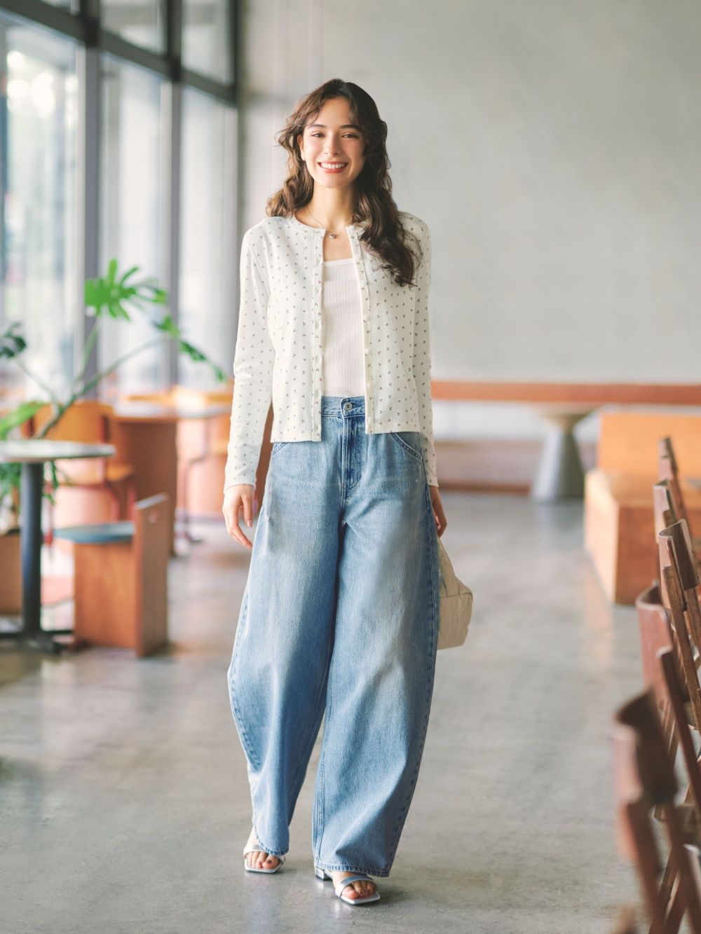 這真的是UNIQLO出的！日韓爆紅「小碎花系列」上衣、背心台灣也有賣！疊搭一秒變超時髦！-8