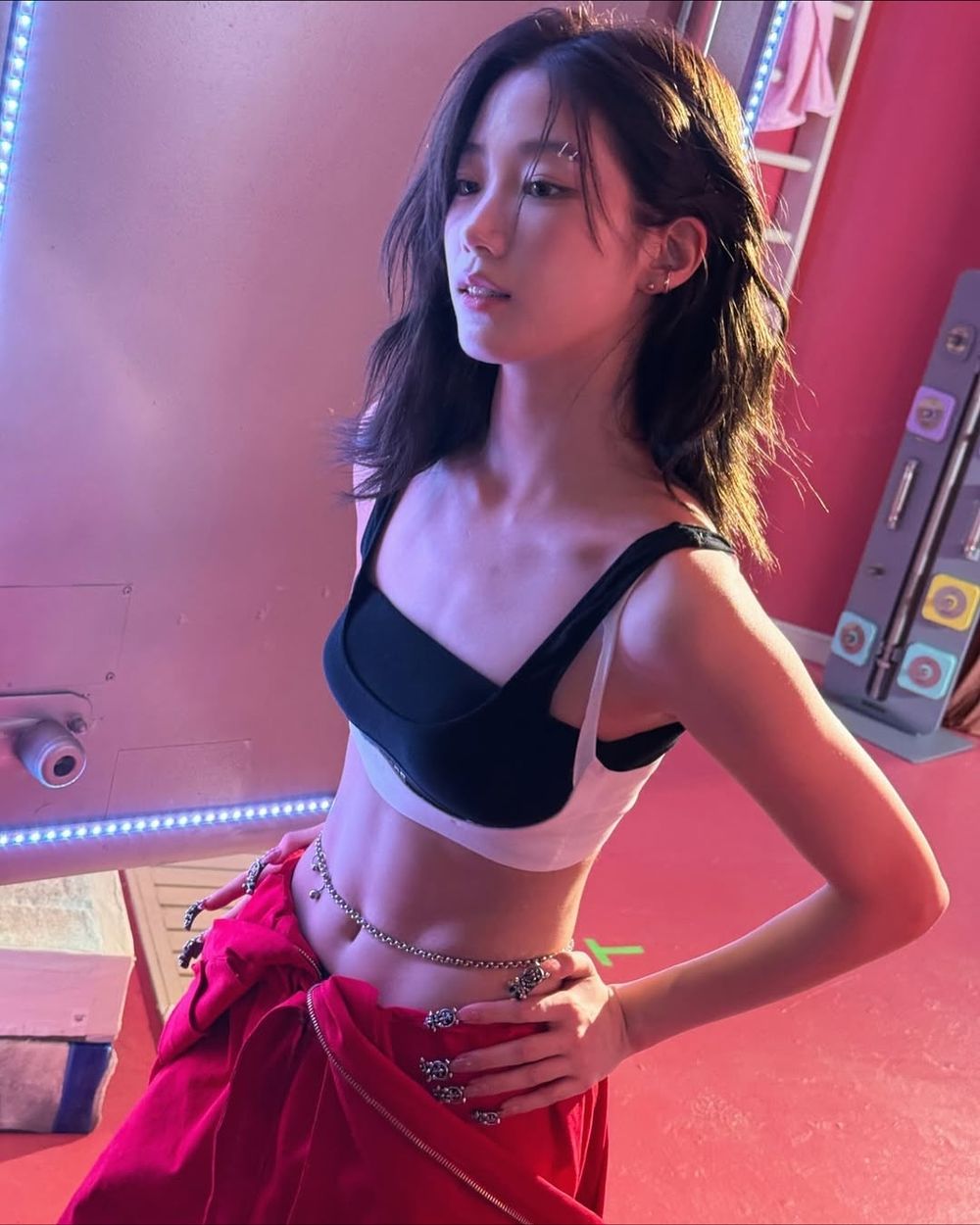 盤點6位擁有「名品腹肌」KPOP女偶像！一葉、雅賢冰塊腹肌超結實，Momo被譽「偶像身材天花板」-3