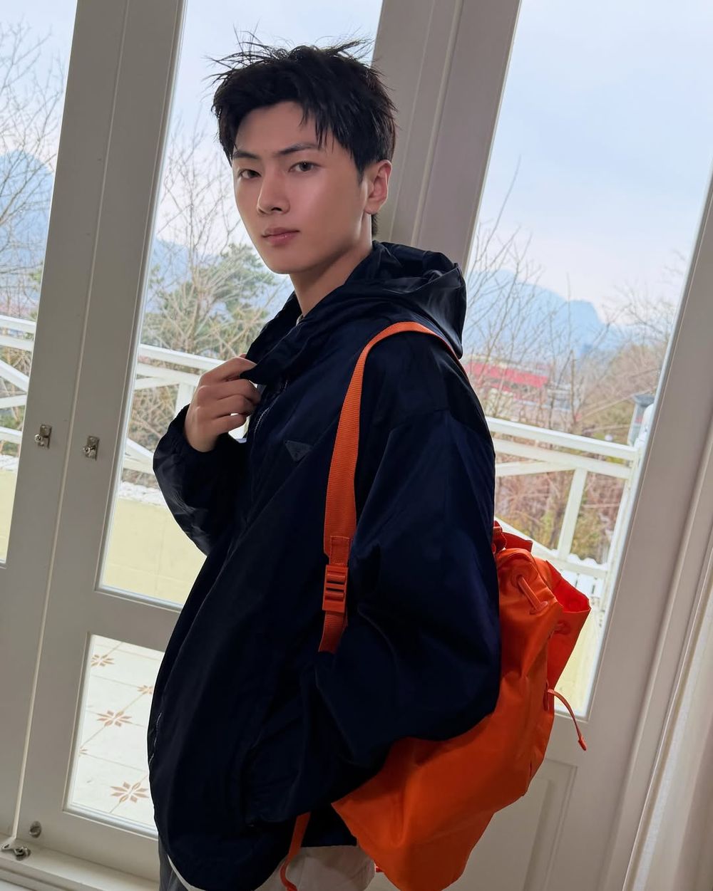 最盡責Prada代言人？ENHYPEN禎元、善禹、JAY沉浸式開箱「尼龍包、帽子」可愛炸！-3