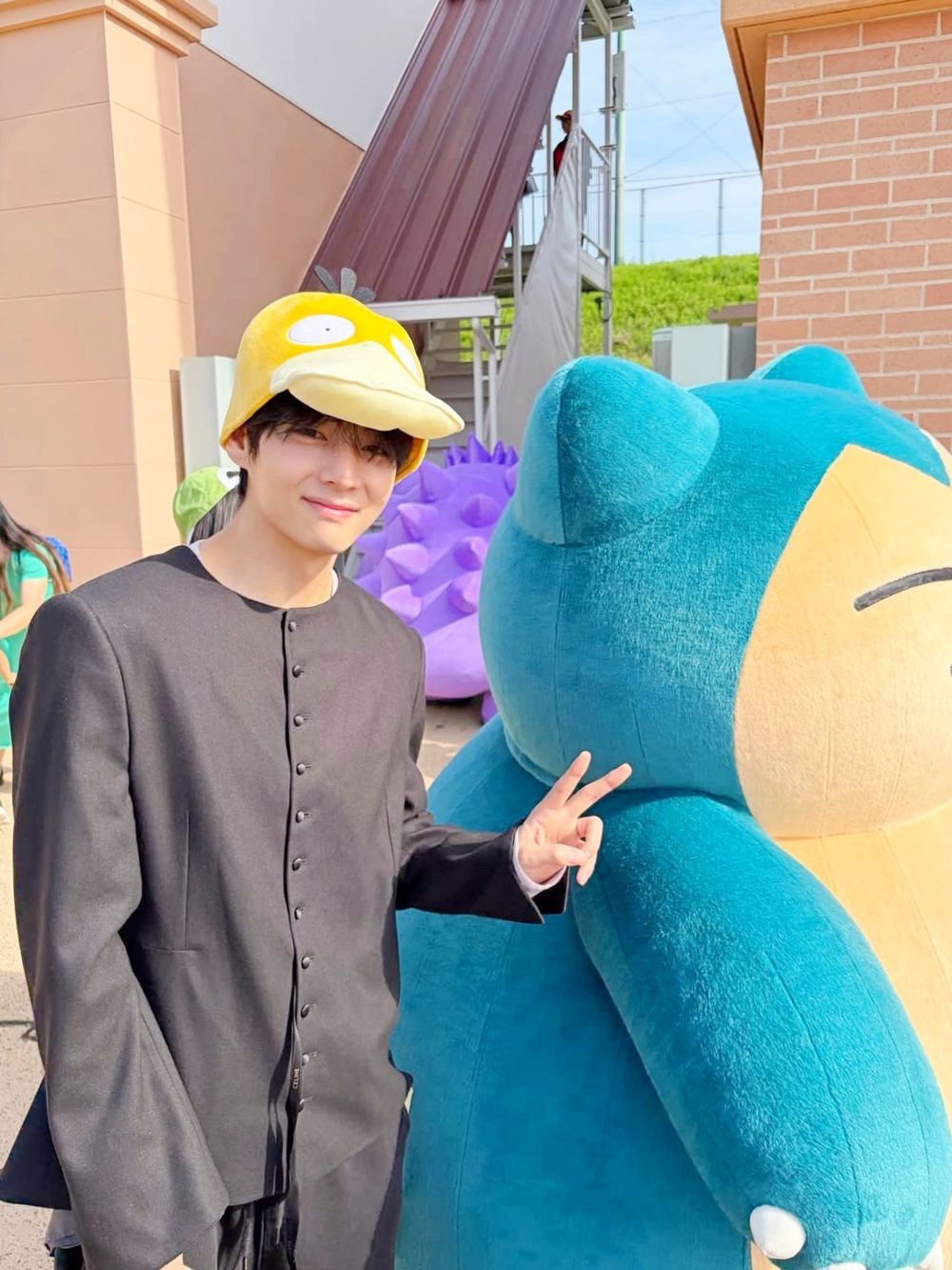 想收服可達鴨小V！BTS金泰亨衝東京寶可夢樂園「戴頭套拍照」可愛翻、V指定5大打卡點一次看！-9