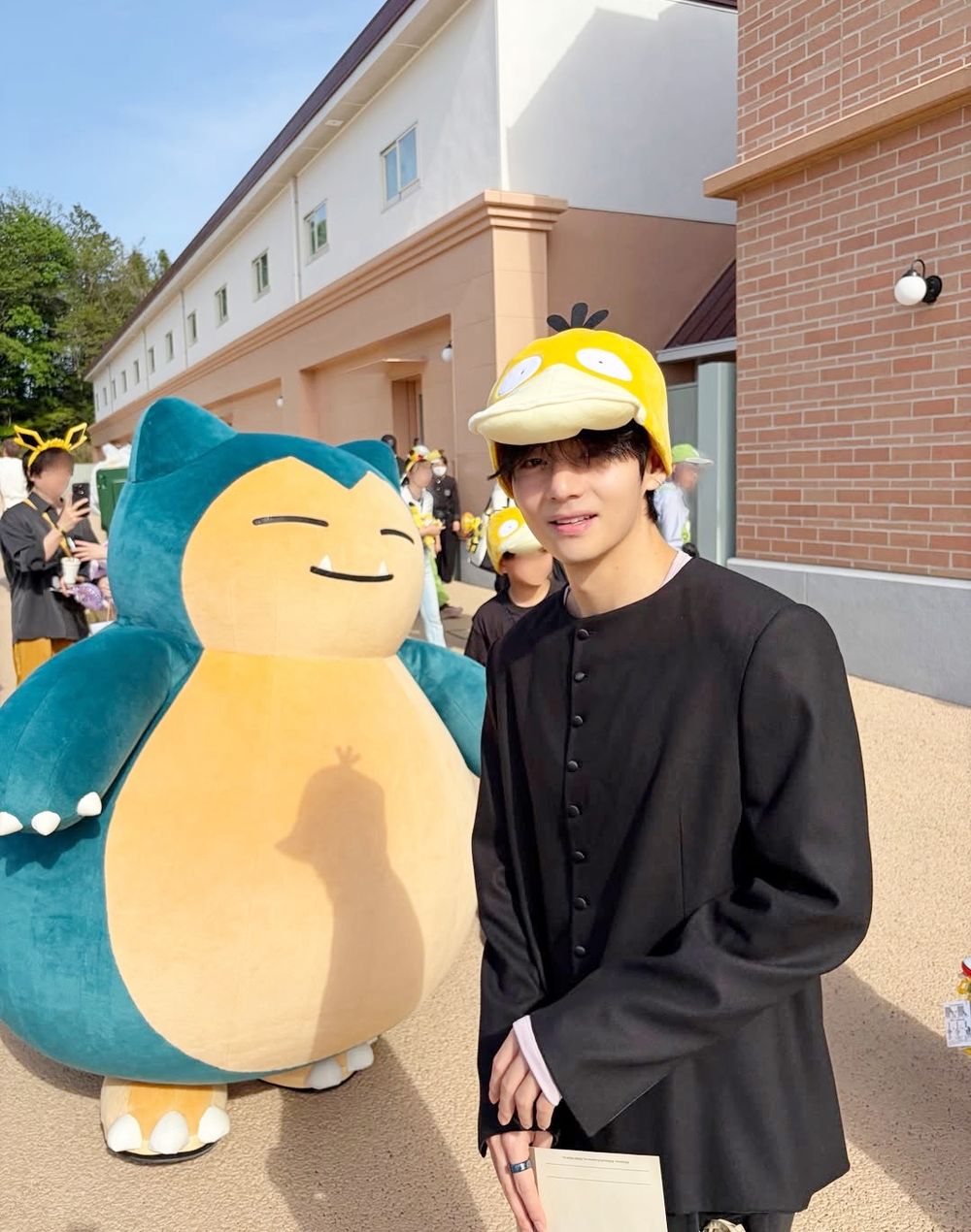 想收服可達鴨小V！BTS金泰亨衝東京寶可夢樂園「戴頭套拍照」可愛翻、V指定5大打卡點一次看！-10