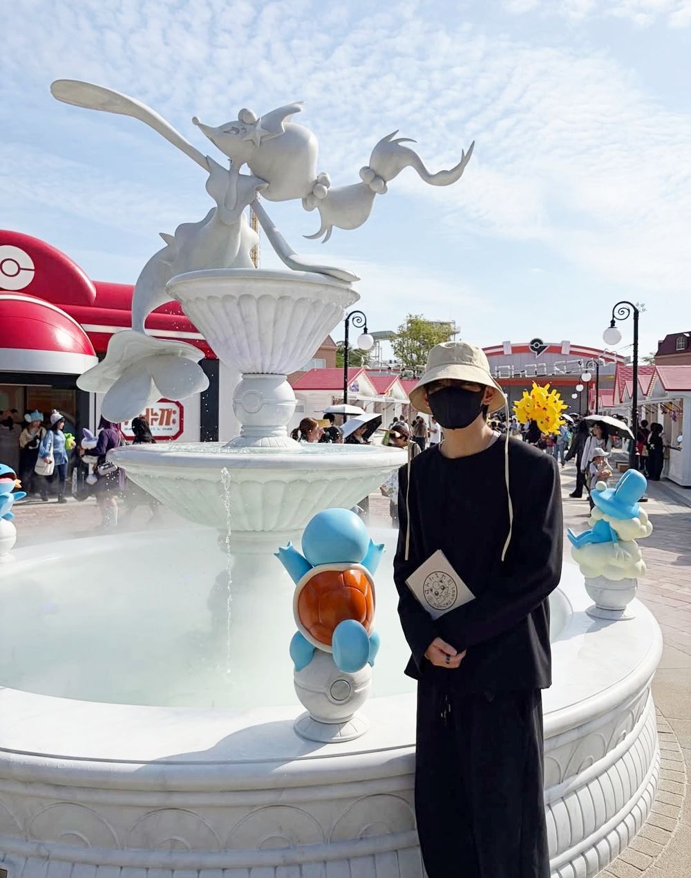 想收服可達鴨小V！BTS金泰亨衝東京寶可夢樂園「戴頭套拍照」可愛翻、V指定5大打卡點一次看！-8