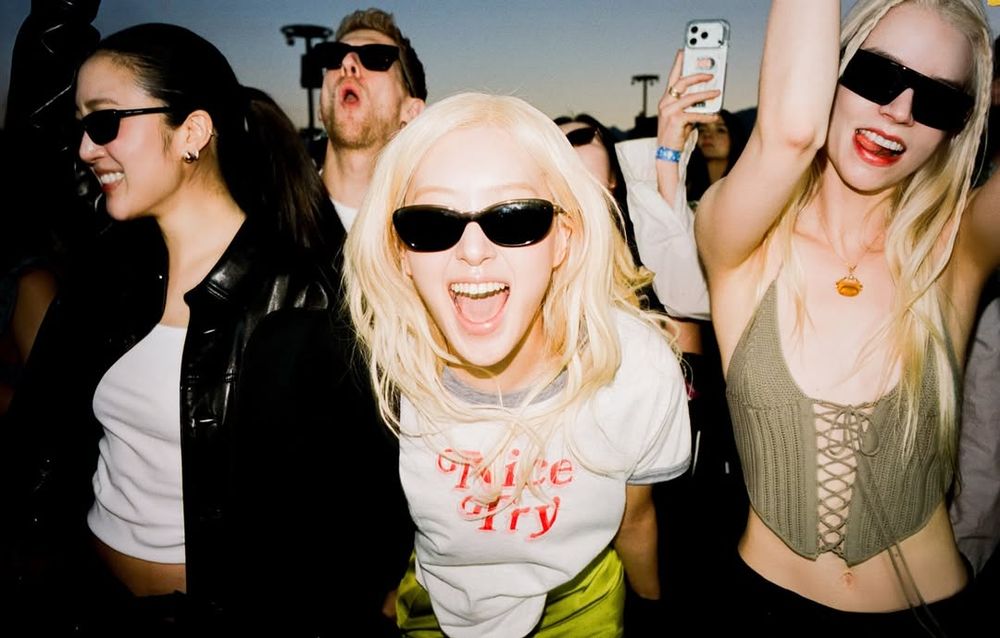 Rosé的Coachella穿搭從不讓人失望！不費力「肉式穿搭」同款T恤、墨鏡找到了！同框好友都是大咖？！-9